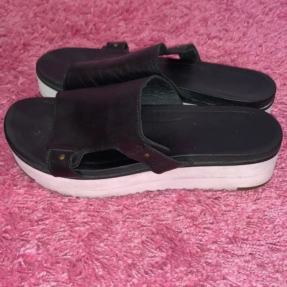 UGG Maire Platform Sandals - Picture 2 of 5